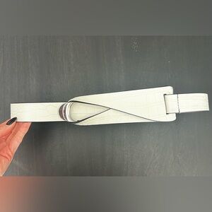 Elegant White Crocodile Pattern Belt